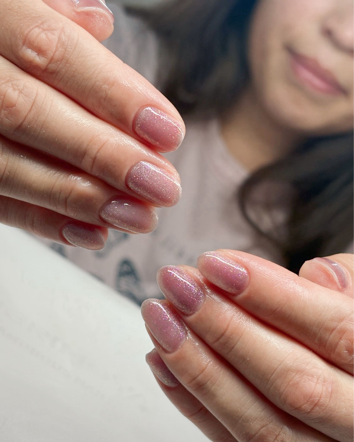 Manicure con brillo en tonos suaves