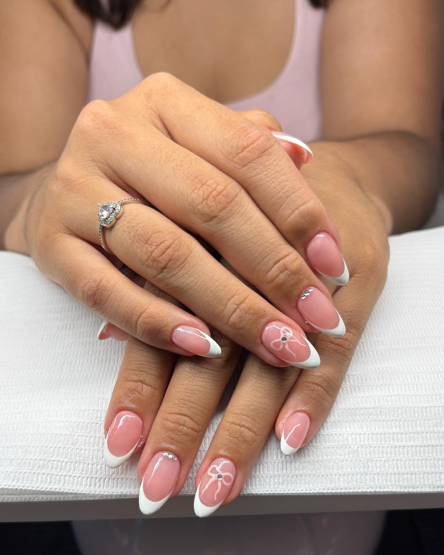 Manicure francesa con detalles florales